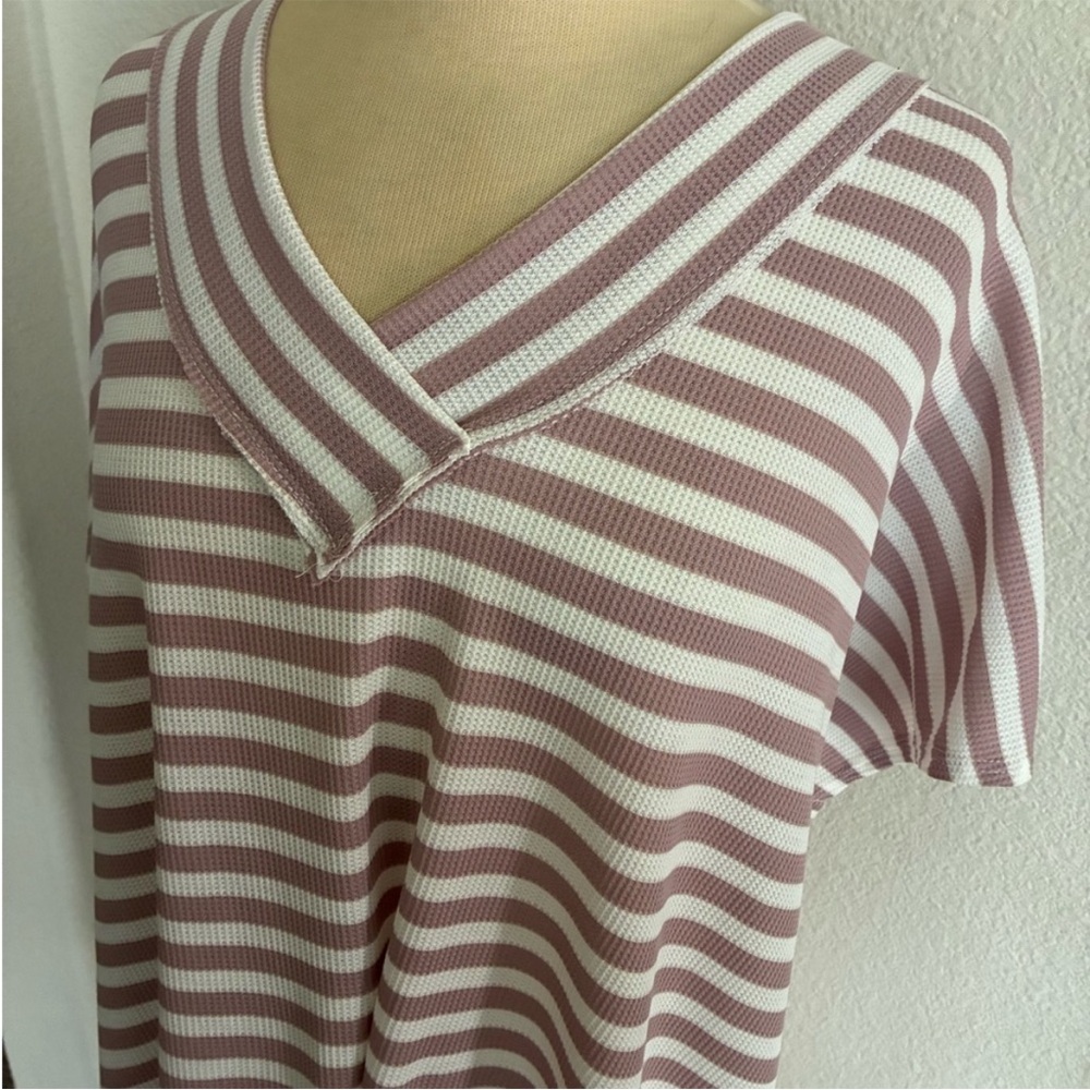 ❤️$10 WAS $23 Lovely J knit vneck top - Picture 3 of 5